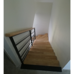 Escalier limon central métal et bois
