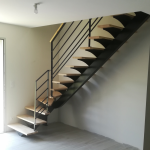 Escalier limon central métal et bois