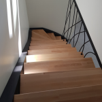 Escalier limon déporté métal et bois