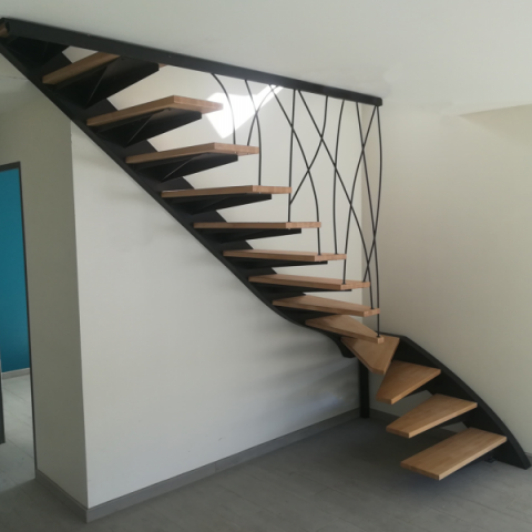Escalier limon déporté métal et bois