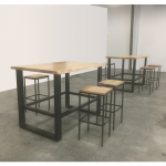 Mange debout et tabourets hauts