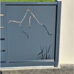 Portail coulissant découpé gris