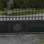 Portail métal brut croix occitane