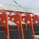 Portique de contrôle d'accès pivotant et relevant