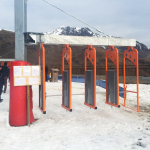 Portique de contrôle d'accès pivotant et relevant