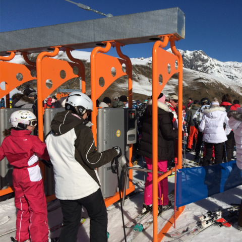 Portique de contrôle d'accès pivotant et relevant